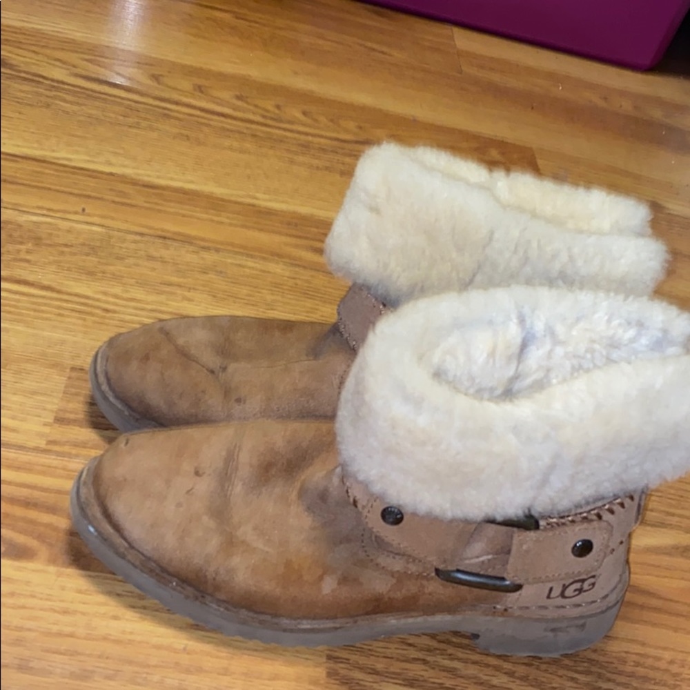 UGGS SIZE 7